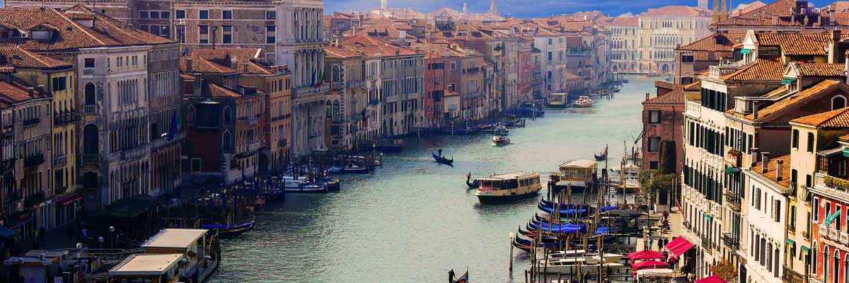 Canale fluviale di Venezia con barche
