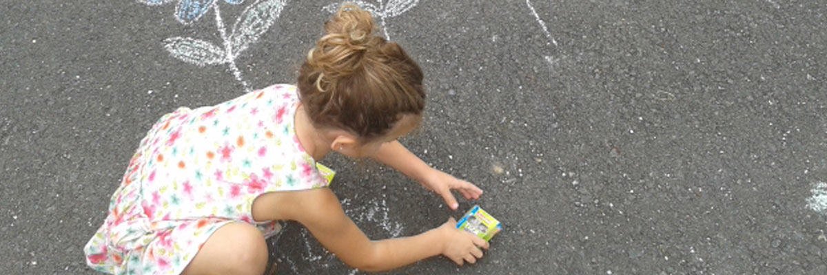 Il bambino alla pari di Beatrice in Spagna dipinge con il gesso da strada