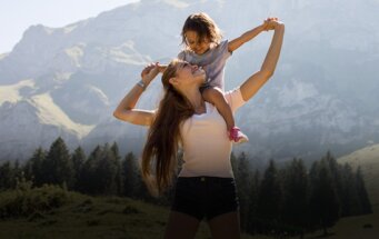 Una ragazza alla pari con un bambino in montagna
